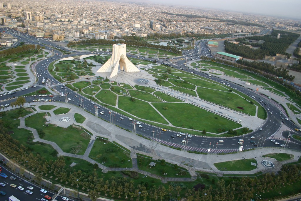 نجات یک خانواده در میدان آزادی + فیلم